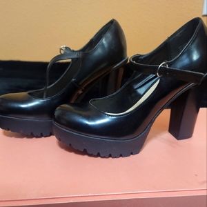 Black thick heel shoe
